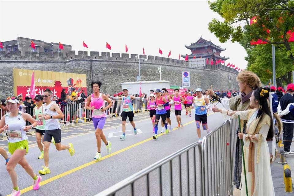 黄蓉等经典, 形帅气, 吸引大批跑 黄蓉等经典, 形帅气, 吸引大批跑